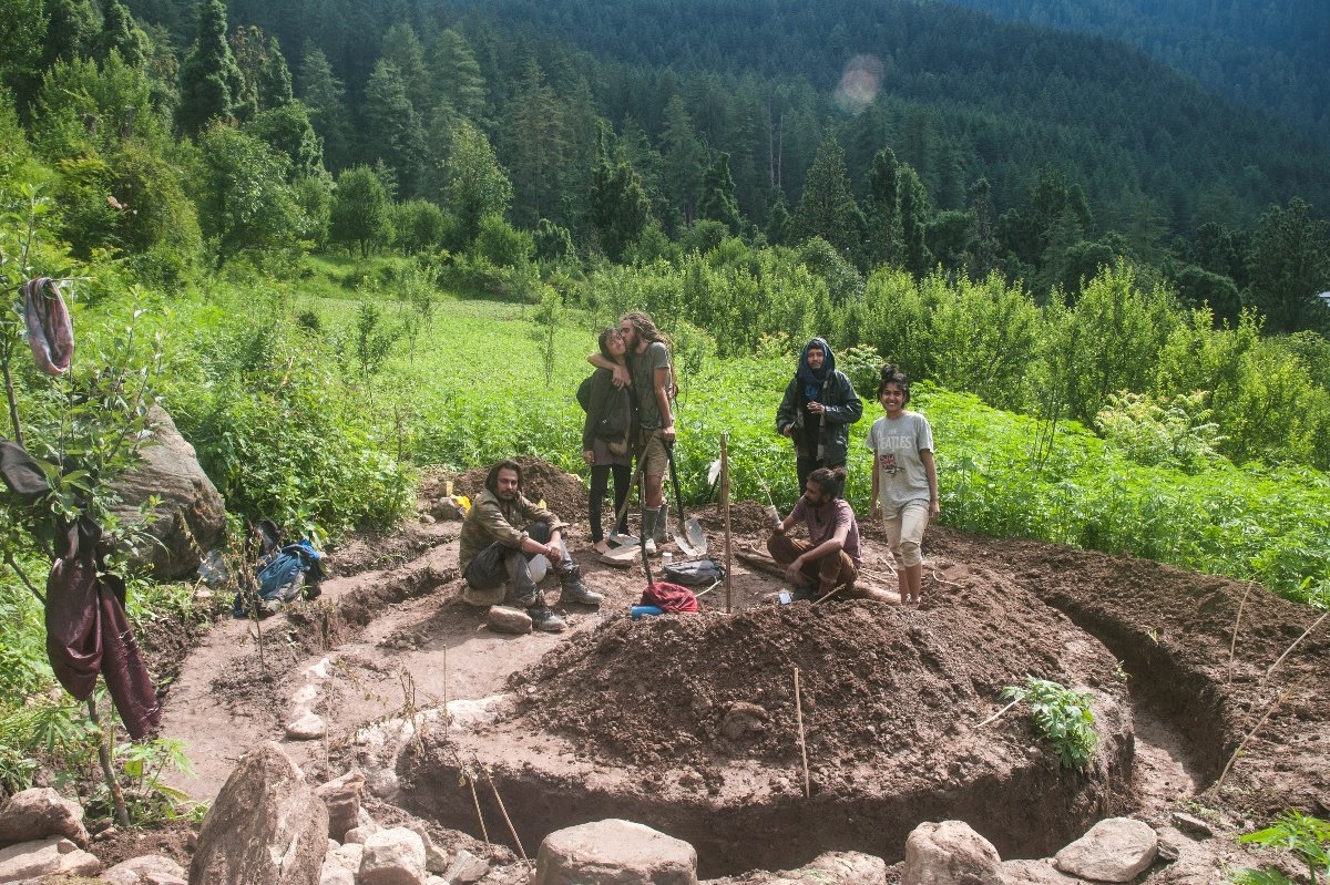 Bau eines earth-house im Himalaya